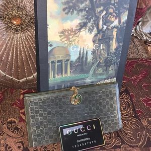 Authentic Gucci vintage wallet logo
